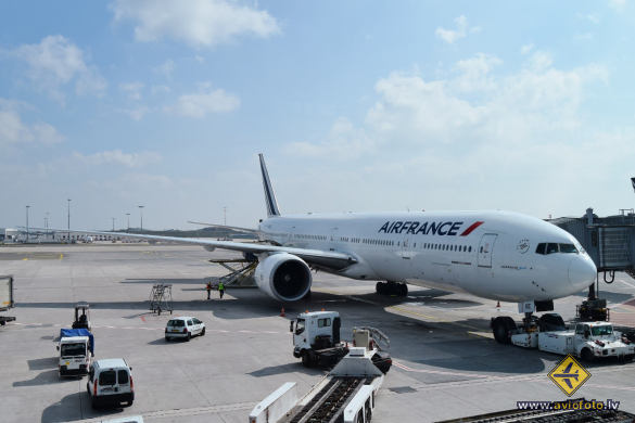 Boeing 777-328/ER